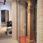 Wren-style post for garment display